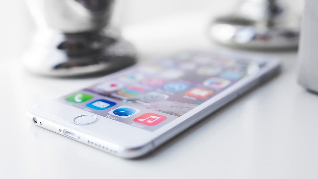 White iPhone - customise the home screen and make it your own