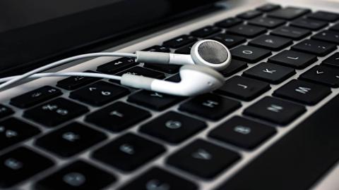 Earphones on an Apple MacBook keyboard: How to control the audio